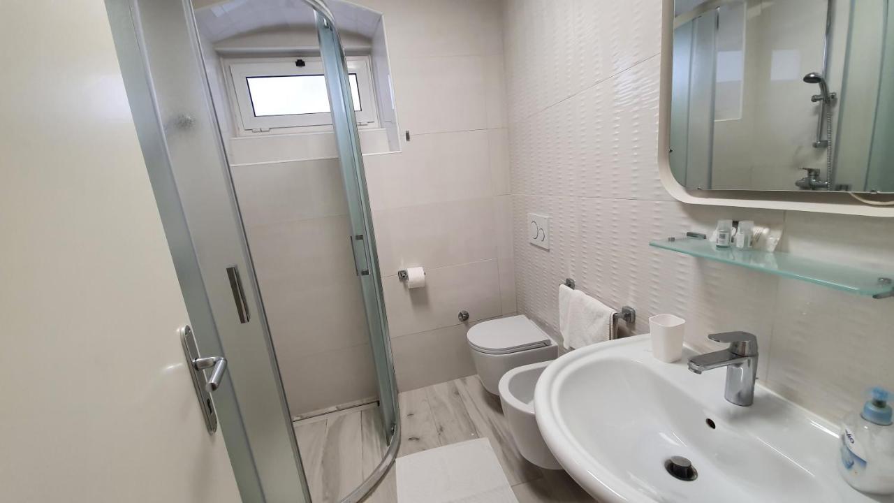 Apartments Villa Ernesta โรวีน ภายนอก รูปภาพ