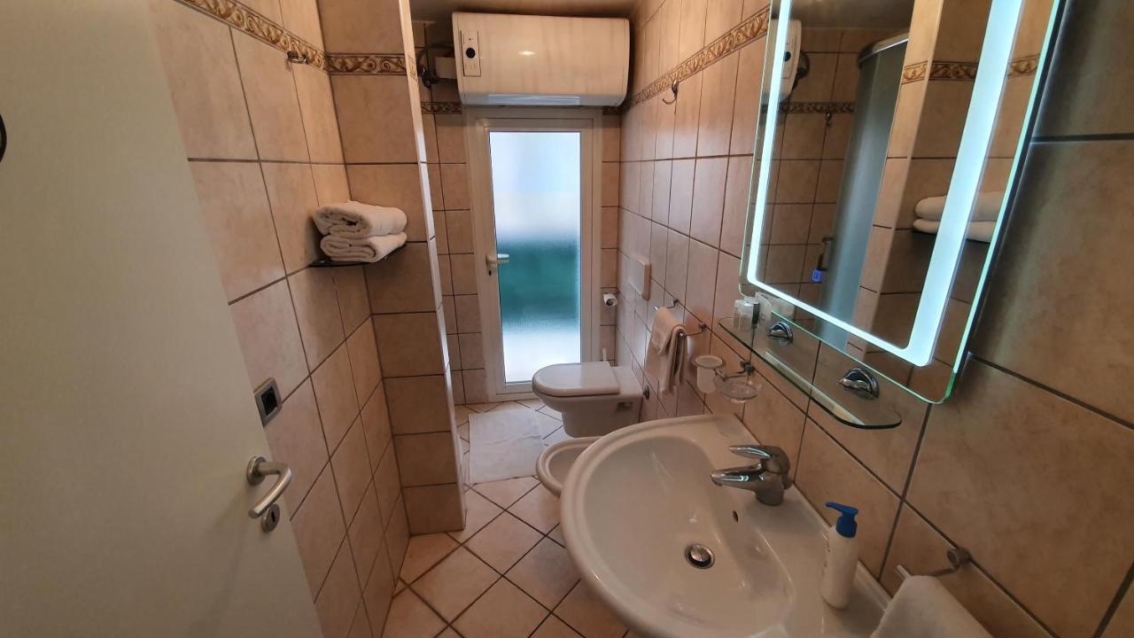 Apartments Villa Ernesta โรวีน ภายนอก รูปภาพ